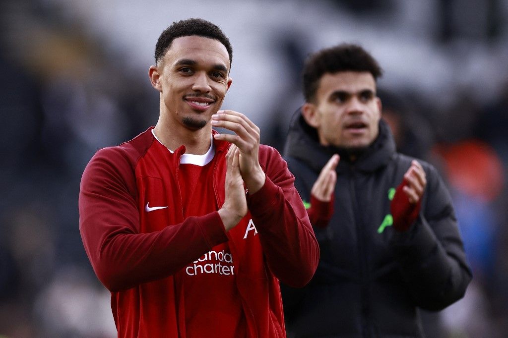Liverpool, Trent Alexander-Arnold, Luis Díaz, Premier League, Liverpool's English defender #66 Trent Alexander-Arnold (L) and Liverpool's Colombian midfielder #07 Luis Diaz applauds the fans following the English Premier League football match between Fulham and Liverpool at Craven Cottage in London on April 21, 2024. Liverpool won the match 3-0. (Photo by BENJAMIN CREMEL / AFP) / RESTRICTED TO EDITORIAL USE. No use with unauthorized audio, video, data, fixture lists, club/league logos or 'live' services. Online in-match use limited to 120 images. An additional 40 images may be used in extra time. No video emulation. Social media in-match use limited to 120 images. An additional 40 images may be used in extra time. No use in betting publications, games or single club/league/player publications. /