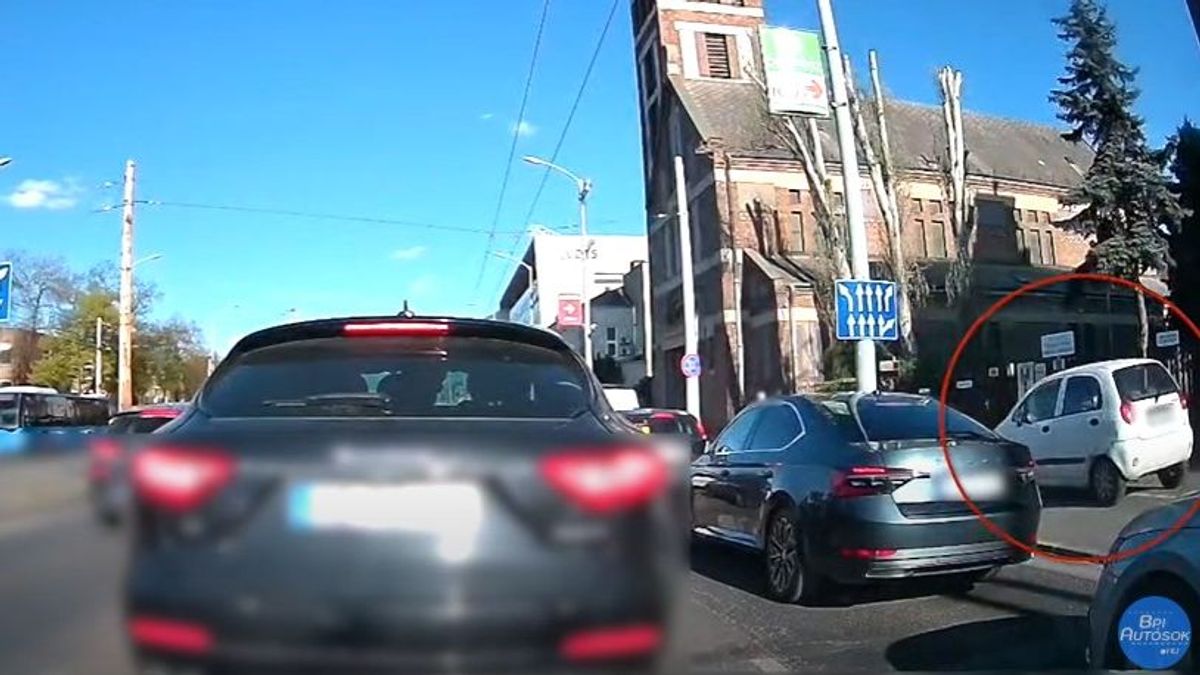 Pirosra váltott a lámpa, és a forgalom is nagy volt, ezért vérlázító dologra szánta el magát + videó