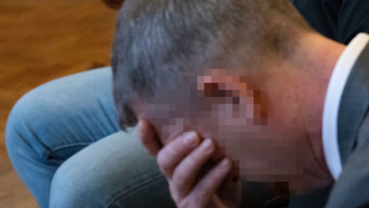 Derekánál fogva rángatta ki a nőt az üzletből