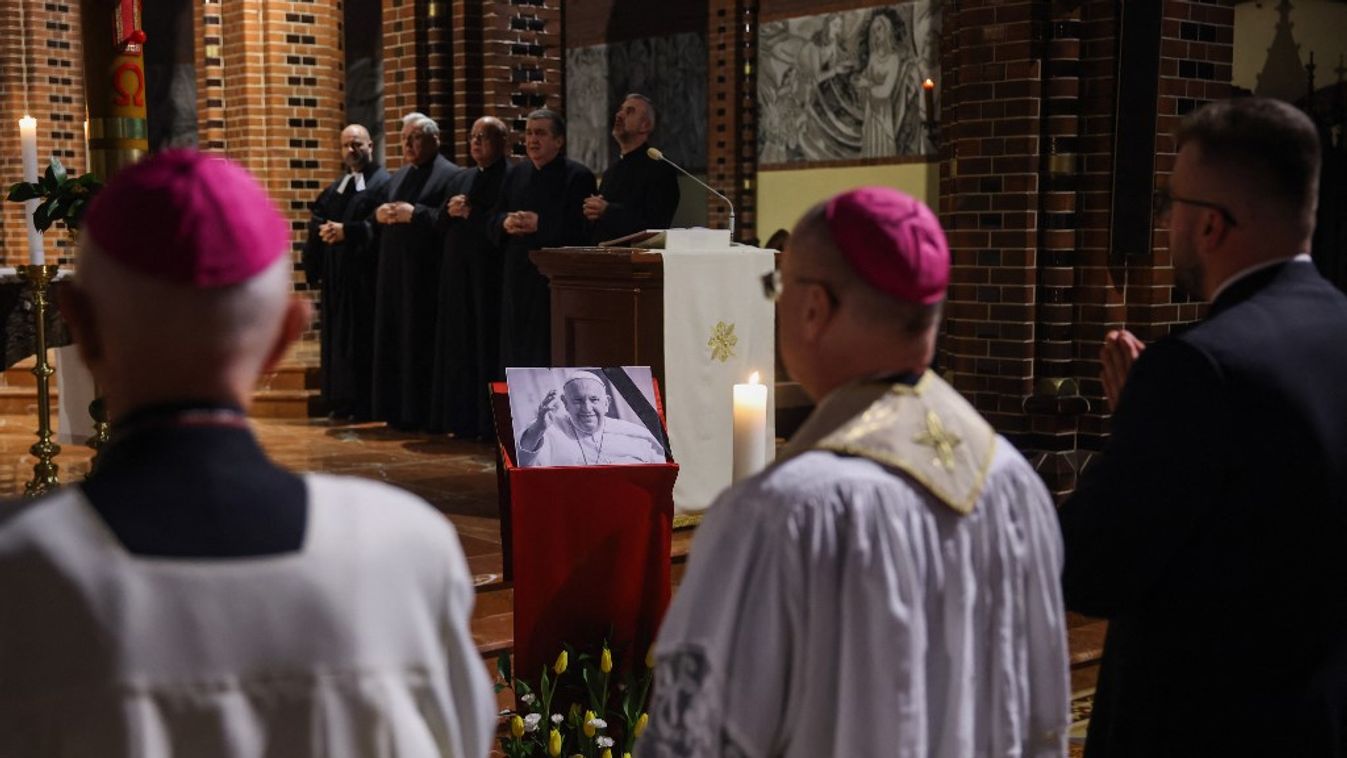 Ferenc pápa portréfotója látható a néhai Ferenc pápa lelkéért tartott szentmisén (Fotó: AFP)