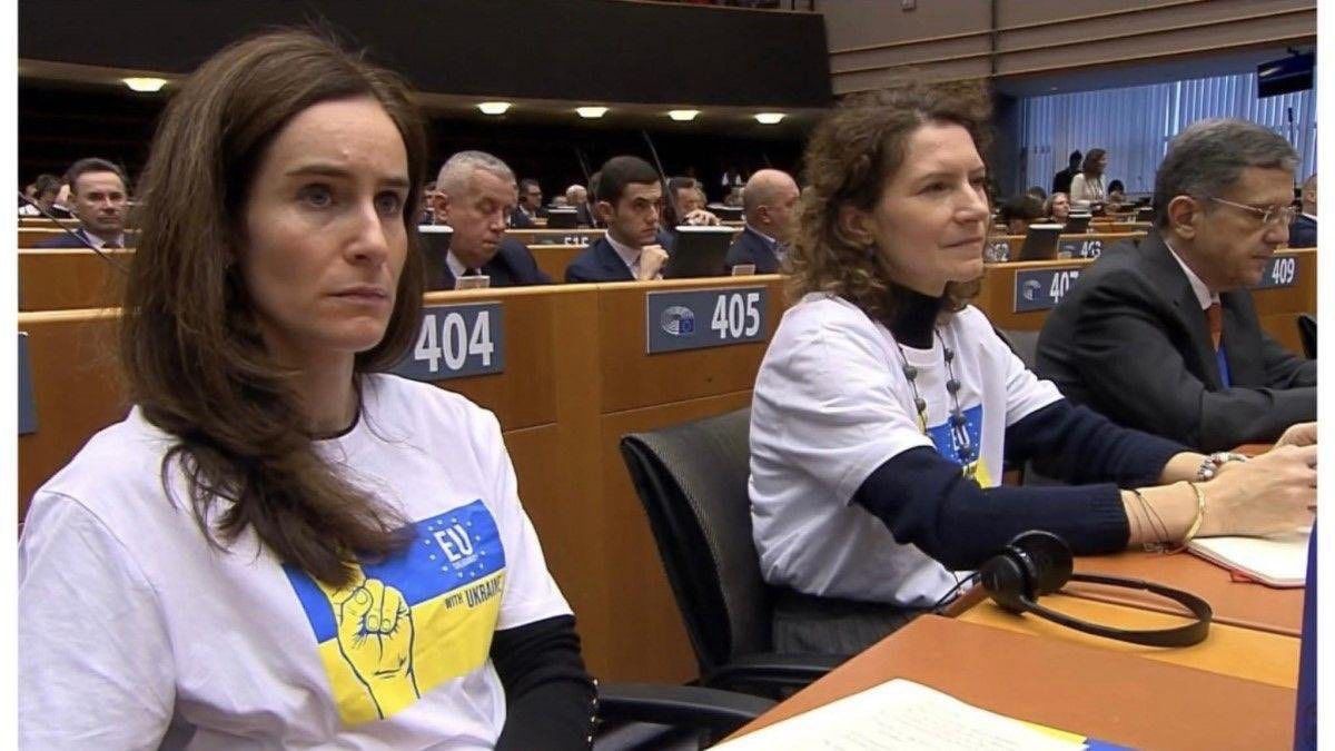 Hidvéghi Balázs: Mire a nagy felháborodás?!! A Tisza EP-képviselői vették fel az ukrán pólót