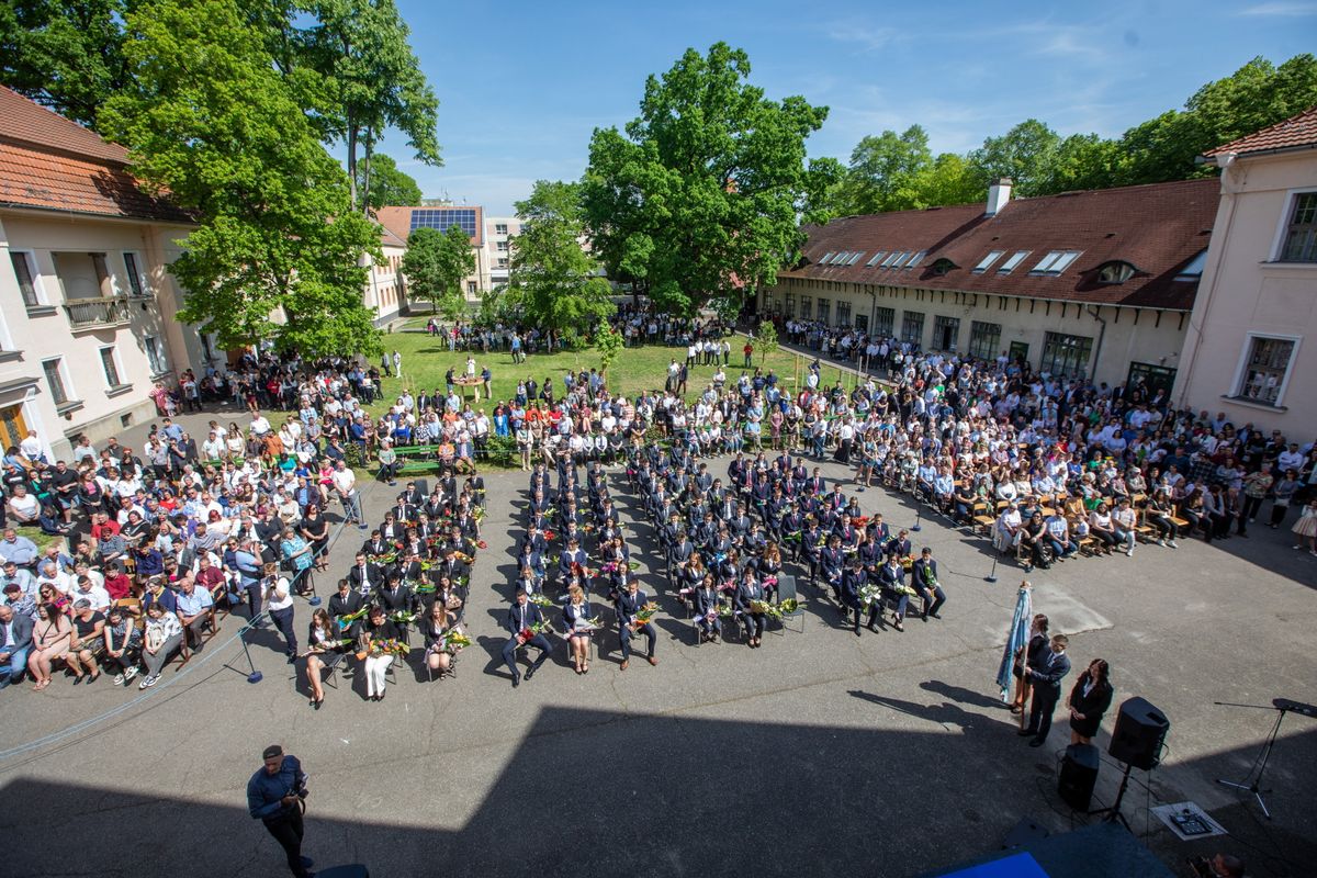 Békéscsaba, 2023. május 6.
Diákok ballagnak a Békéscsabai Szakképzési Centrum Vásárhelyi Pál Technikum és Kollégiumban 2023. május 6-án.
MTI/Rosta Tibor