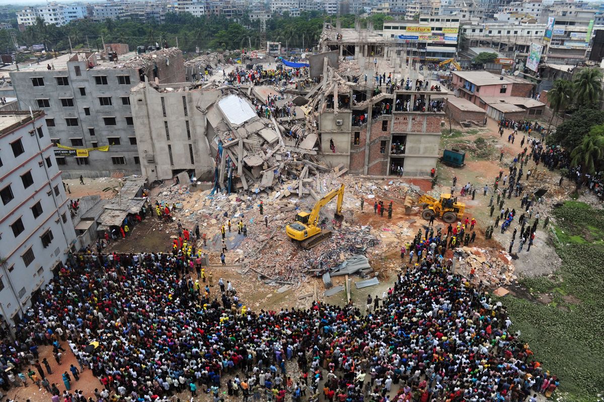 Mentőalakulatok és önkéntesek dolgoznak a Rana Plaza romjai között