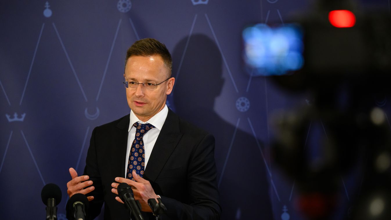Szijjártó Péter külgazdasági és külügyminiszter beszél a Fidesz és a KDNP országjárása keretében tartott lakossági fórum előtti sajtótájékoztatón Székesfehérváron, a Hiemer Ház Rendezvényközpontban 2025. április 15-én (Fotó: MTI/Vasvári Tamás)