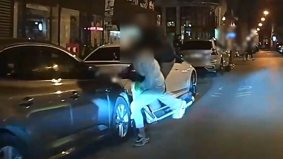 Ráestek a rollerrel a parkoló autóra, mert alig álltak a lábukon + videó