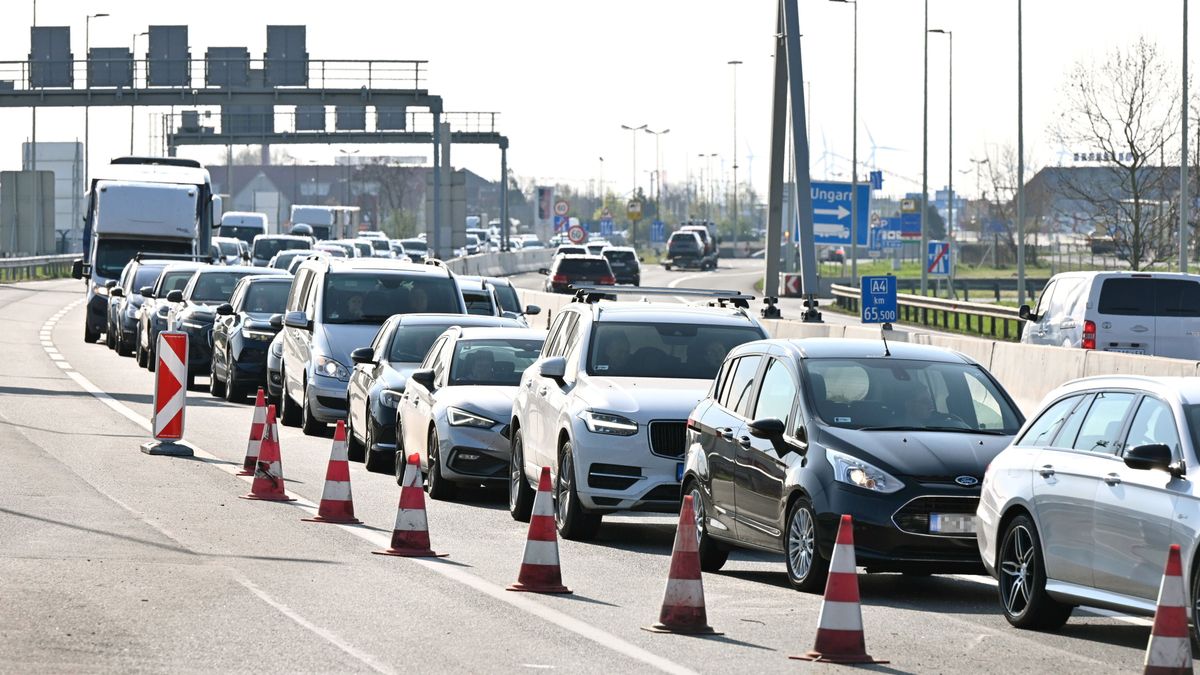 Elesett az M1-es, több mint 20 kilométeres a dugó