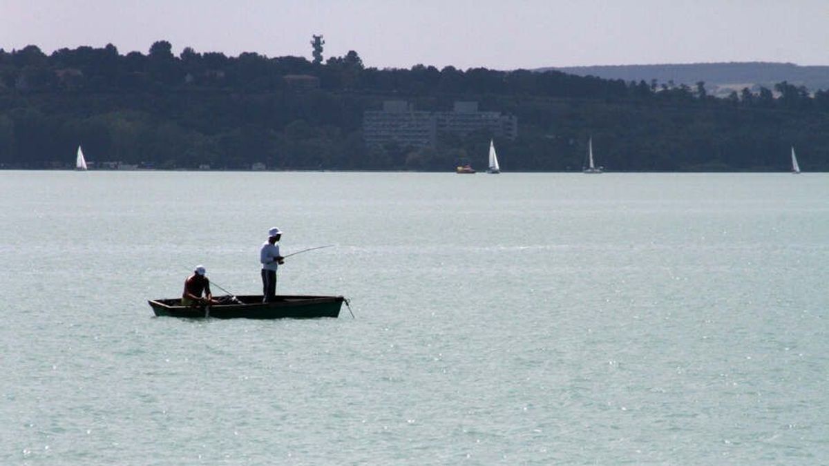 Újra lehet csónakból pecázni a Balatonon