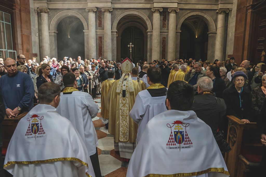 Húsvéti szent mise az esztergomi Bazilikában. A misét Erdő Péter biboros celebrálta.