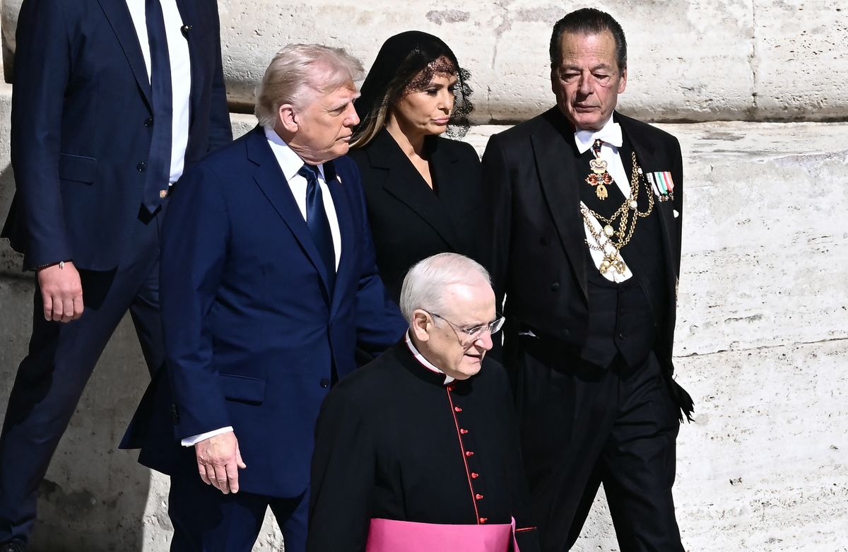 US President Donald Trump (L) and US First Lady Melania Trump (C) arrive ahead of late Pope Francis' funeral ceremony at St Peter's Square at the Vatican on April 26, 2025. (Photo by Filippo MONTEFORTE / AFP)
