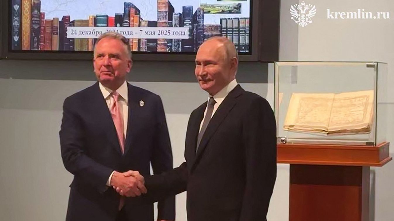Vlagyimir Putyin orosz elnök kezet fog Donald Trump amerikai elnök megbízottjával, Steve Witkoffal egy szentpétervári találkozó során (Fotó: AFP)