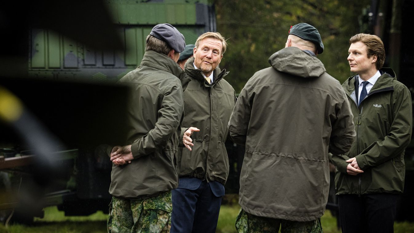 Vilmos Sándor holland király a fegyveres erőknél tett látogatás során a vredepeeli katonai bázison