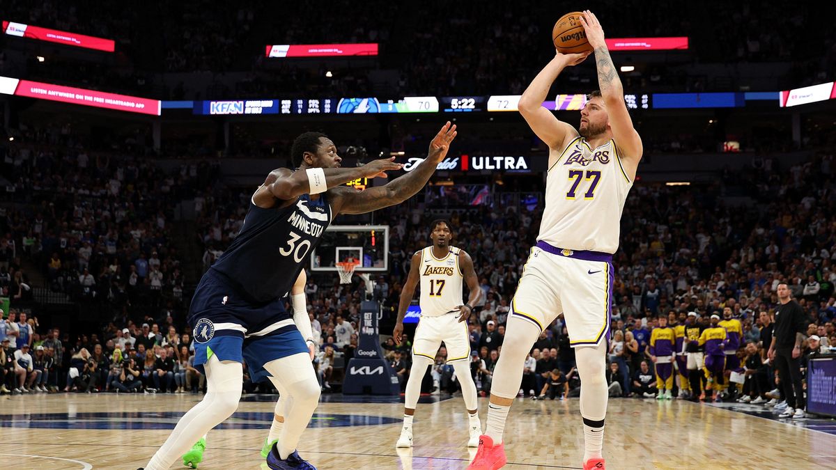 A Los Angeles Lakers játékosa Luka Doncic ellen szabálytalankodott a Minnesota Timberwolves kosarasa. 