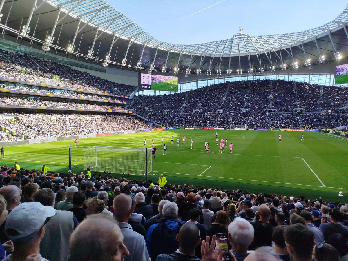 Mathys Tel, a Tottenham Hotspur támadója készül büntetőhöz a találkozó utolsó percében