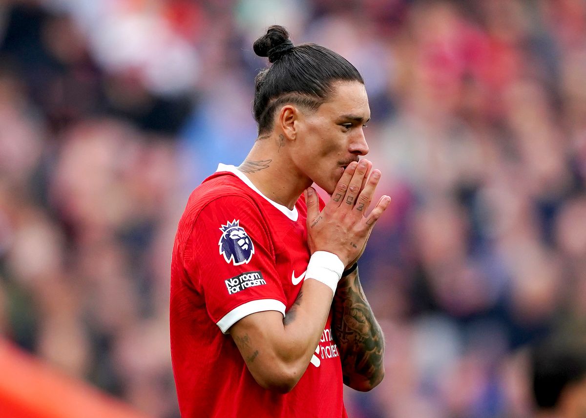 Talán a legjellemzőbb fotó Núnez liverpooli karrierjéből: épp egy kihagyott helyzet miatt bosszankodik az uruguayi
