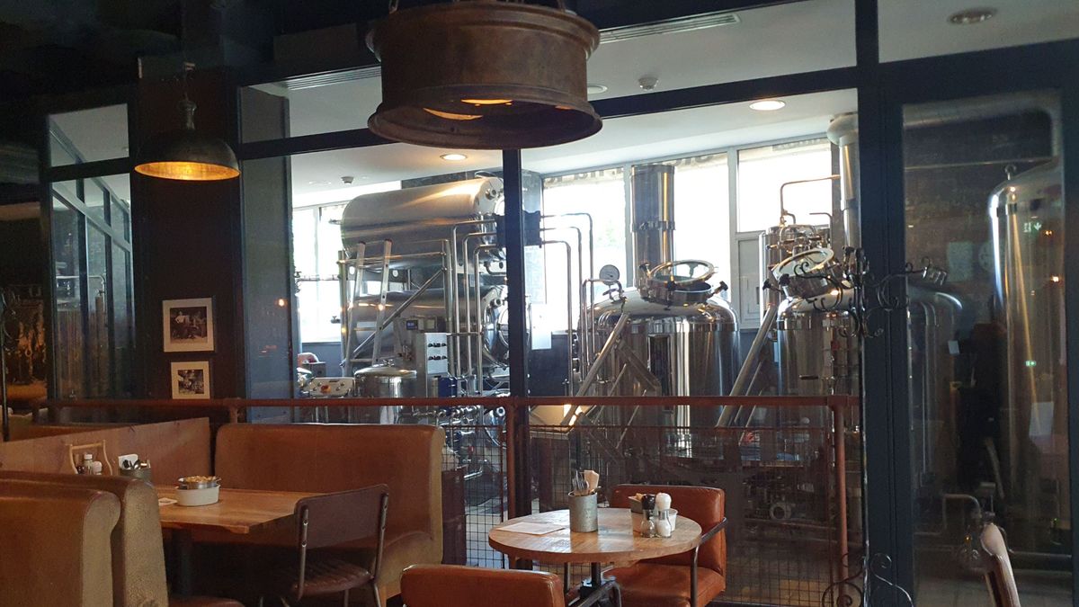 Lenyűgöző belterű, kimagasló konyhájú brew pub Pozsonyban: Fabrika