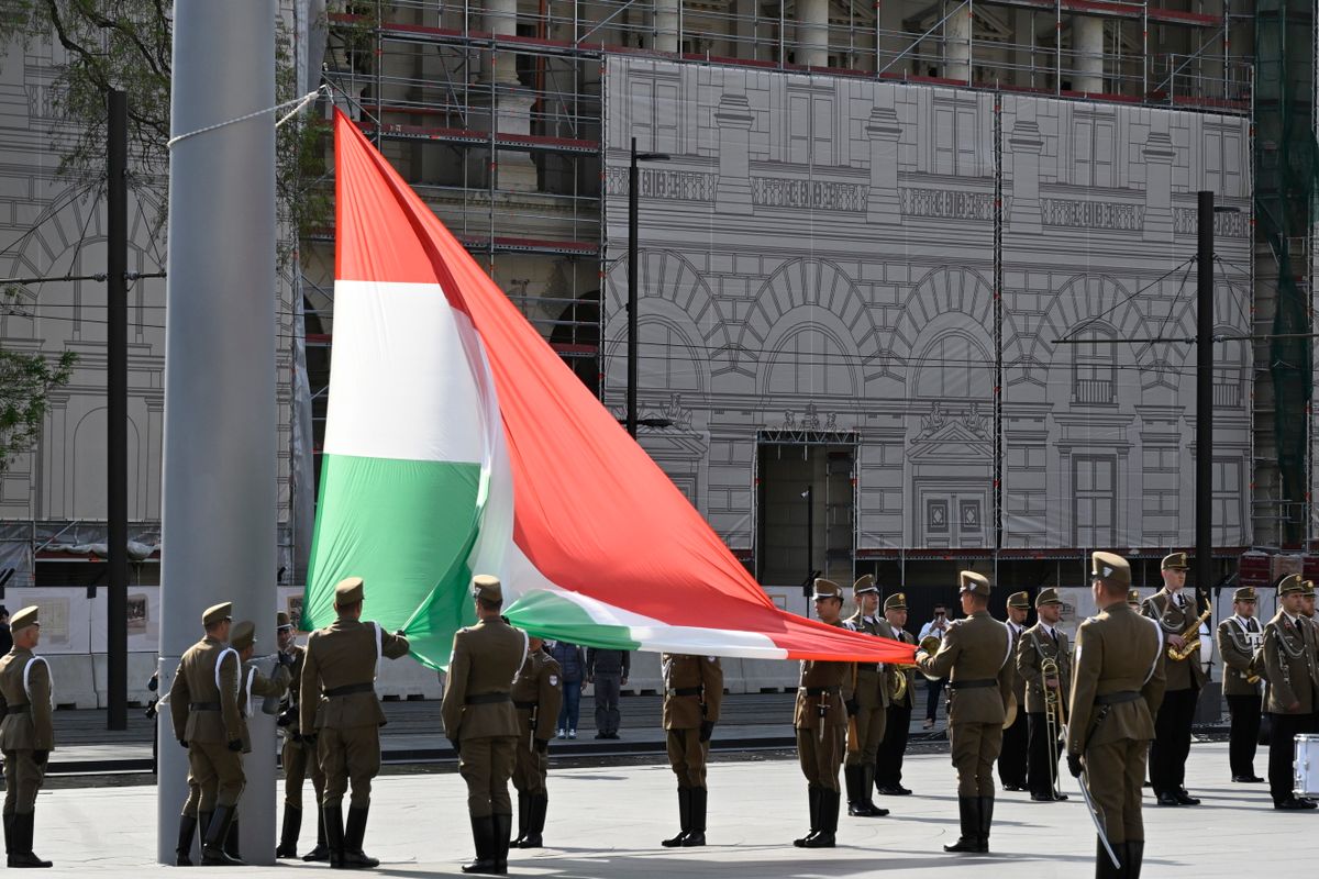 Budapest, 2025. április 26.
Katonák az Országház előtti Kossuth Lajos téren, ahol katonai tiszteletadással felvonták, majd félárbócra engedték a nemzeti lobogót Ferenc pápa búcsúztatásának napján, 2025. április 26-án. A kormány a szertartás napjára a nemzeti együttérzés és tisztelet kifejezéseként nemzeti gyásznapot rendelt el. A római katolikus egyházfő húsvéthétfőn, április 21-én, 88 éves korában hunyt el.
MTI/Lakatos Péter