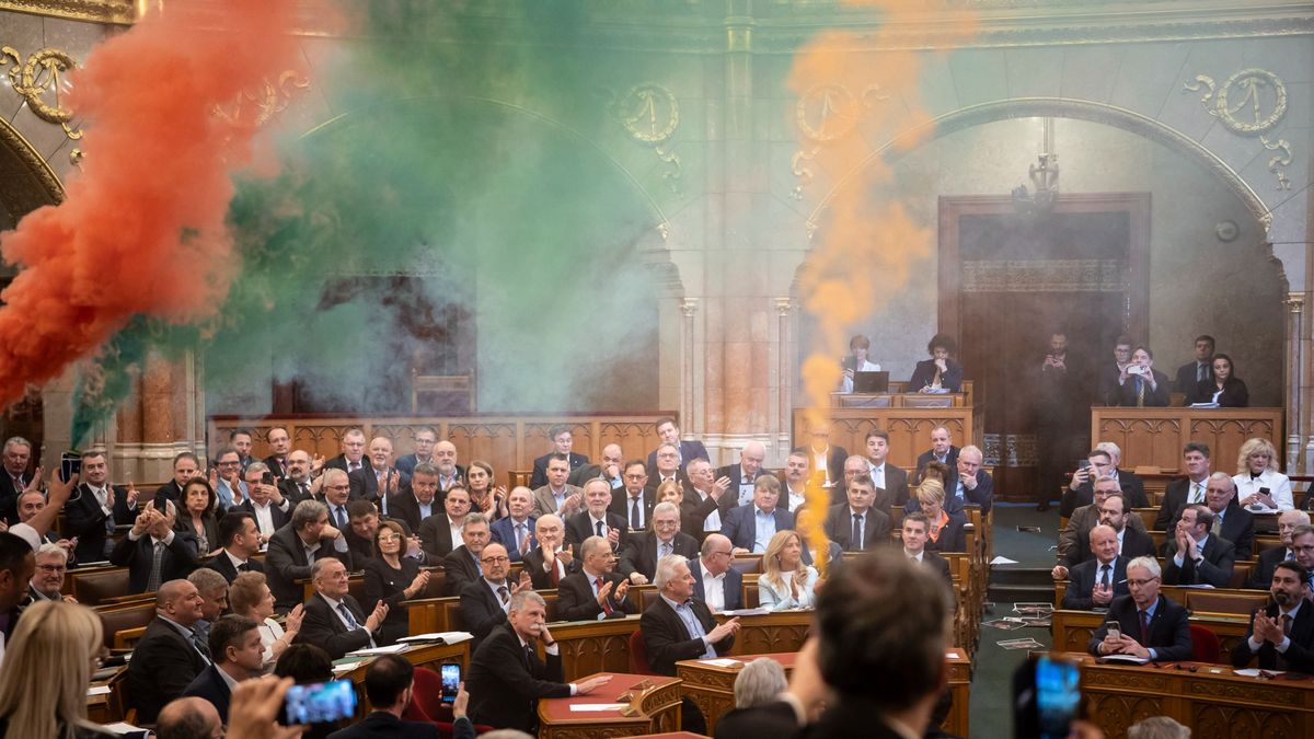  Kitiltották Hadházyt és öt momentumos képviselőt a Parlamentből