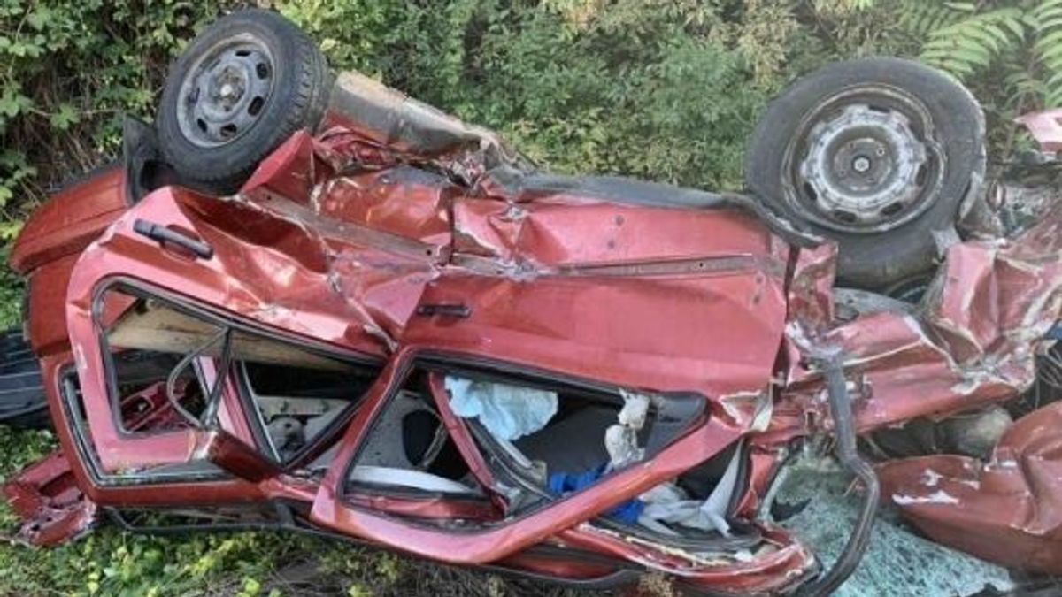 Üldözőbe vettek egy autóst a rendőrök, aztán az utolsó pillanatban mentették ki a vonat alól