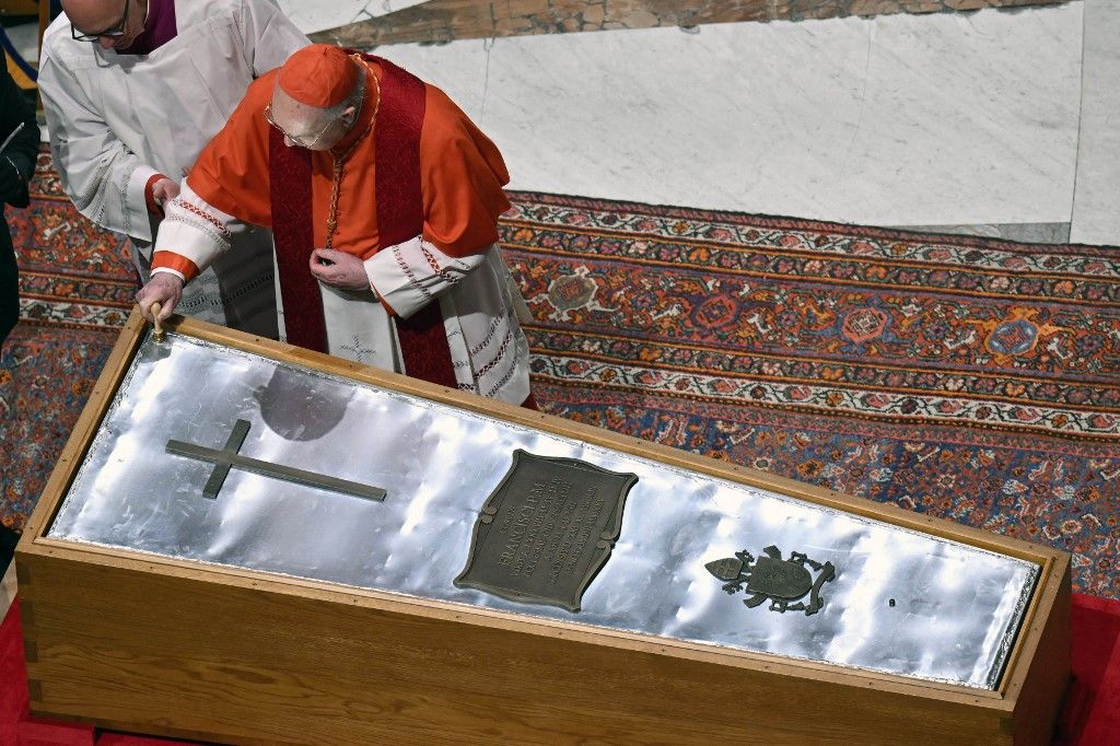 Kevin Farrell, Cardinal Camerlengo during the rite of Velatio before sealing Pope Francis coffin on the eve of his funeral at the Vatican on 2025-04-25. Photograph by Vatican Media / CPP / HANS LUCAS. RESTRICTED TO EDITORIAL USE - NO MARKETING - NO ADVERTISING CAMPAIGNS.
Kevin Farrell, Cardinal Camerlengo pendant le rite de Velatio avant de sceller le cercueil du Pape Francois a la veille de ses funerailles au Vatican le 2025-04-25. Photographie par Vatican Media / CPP / HANS LUCAS. RESERVE A UN USAGE EDITORIAL - PAS DE MARKETING - PAS DE CAMPAGNES PUBLICITAIRES. (Photo by Vatican Media / CPP / HANS LUCAS / Hans Lucas via AFP)