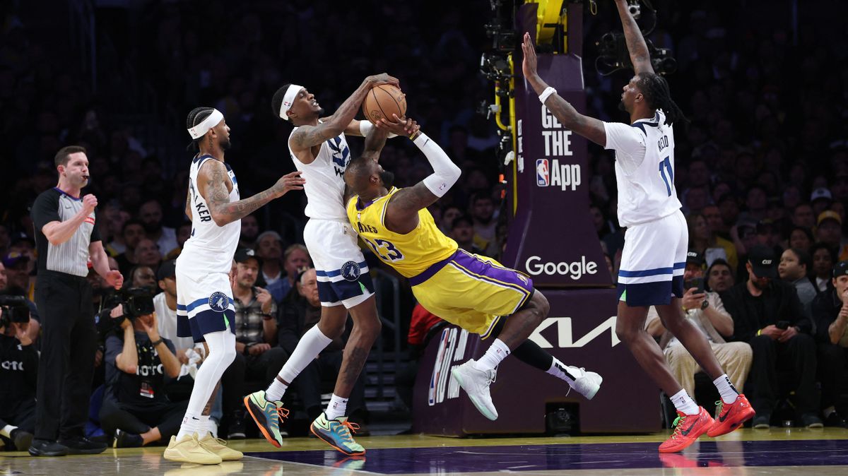 LeBron James a minnesotai játékosok gyűrűjében próbál pontot dobni a Los Angeles Lakersnek
