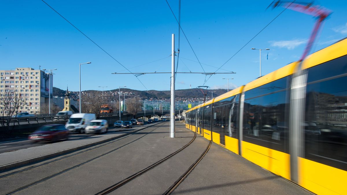  Pótlóbusz jár a 4-es villamos helyett a következő két hétvégén
