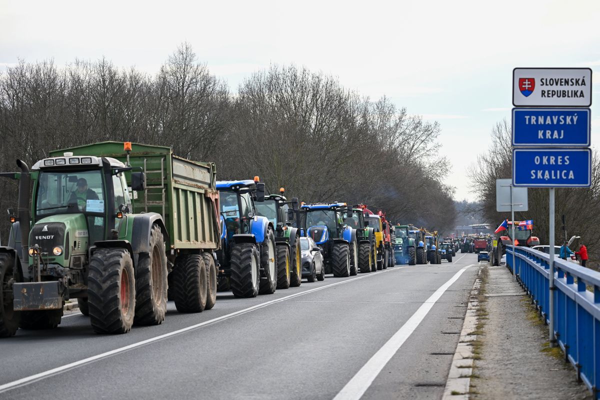 Holíc, 2024. február 22.
Szlovák tiltakozók traktorral az ukrán import korlátozásáért, valamint a gazdákat ellehetetlenítő brüsszeli intézkedések elleni közös gazdademonstráción a visegrádi négyek (V4) agrárkamarái - köztük a magyar Nemzeti Agrárgazdasági Kamara - szervezésében a szlovák-cseh határon, a szlovákiai Holícon 2024. február 22-én.
MTI/Illyés Tibor
