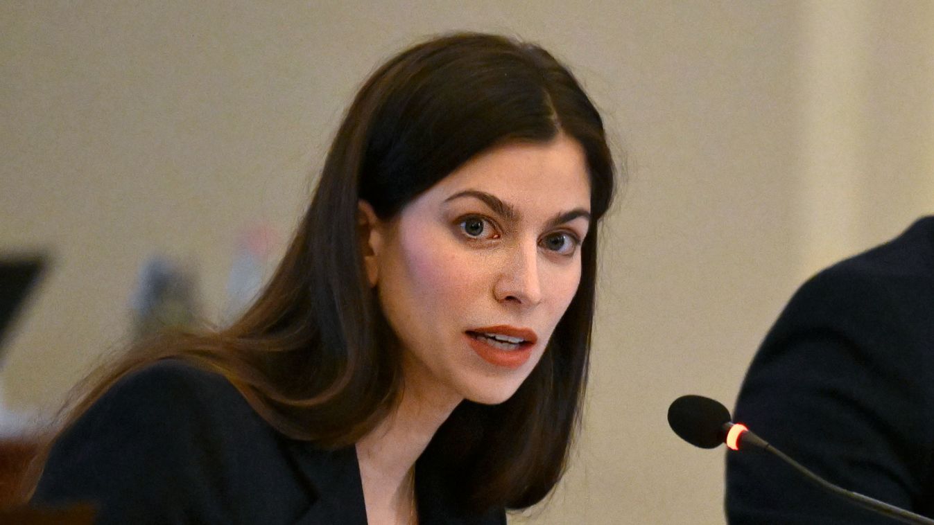 Szentkirályi Alexandra, a Fidesz-KDNP frakcióvezetője (b) felszólal a Fővárosi Közgyűlés ülésén a Városháza dísztermében 2025. február 26-án. Mellette Gulyás Gergely Kristóf, a Fidesz-KDNP képviselője.
MTI/Purger Tamás