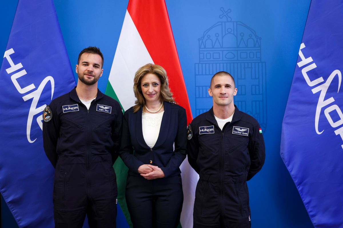 Budapest, 2024. május 28.
Kapu Tibor kiválasztott kutatóűrhajós, Ferencz Orsolya űrkutatásért felelős miniszteri biztos és Cserényi Gyula tartalékos kutatóűrhajós (b-j) a HUNOR Magyar Űrhajós Program kiválasztási ceremóniával egybekötött sajtótájékoztatóján a Külgazdasági és Külügyminisztériumban 2024. május 28-án.
MTI/Hegedüs Róbert