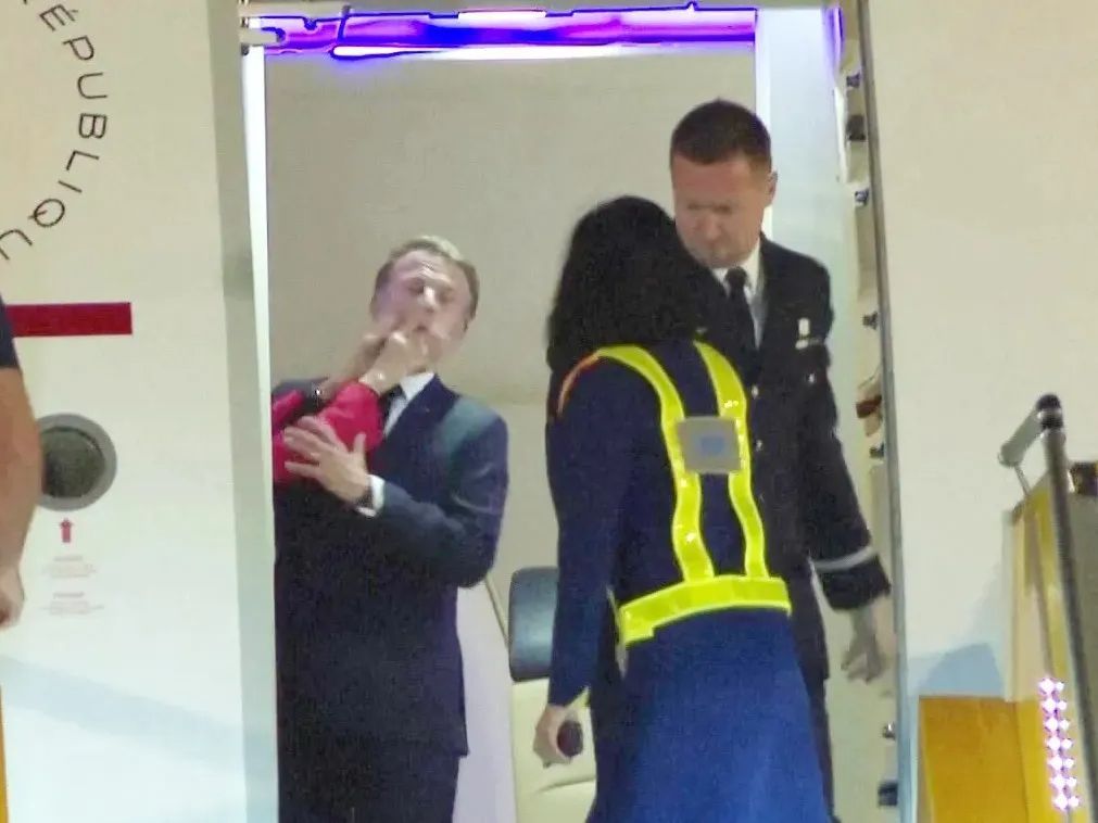 Videóra került, ahogy Brigitte Macron váratlanul arcon löki férjét a vietnámi repülőtéren.