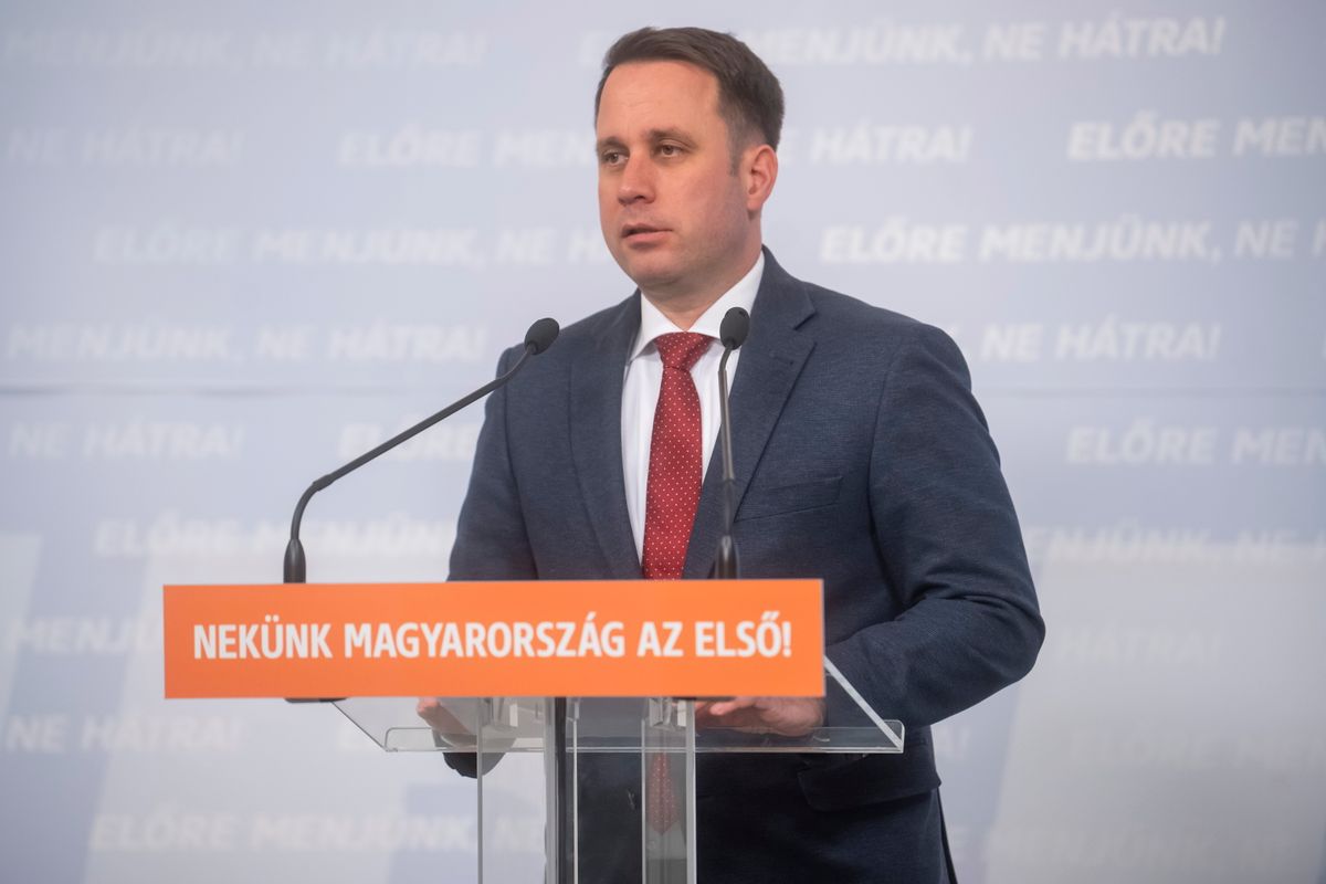 Brüsszel 17 milliárd eurót osztott szét politikai célú NGO-knak – derült ki Dömötör Csaba szerint, aki az átláthatóság hiányára figyelmeztet.