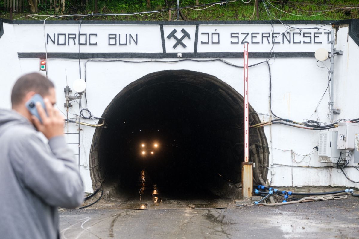 Parajd, 2025. május 28.
A vízzel elöntött parajdi sóbánya bejárata 2025. május 28-án. A Korond-patkának a Só-szorosban lévő mederszakaszában kialakult víznyelőkbe ömlik a víz, amely a sóbányába tör be. A patakmederben több víznyelő is kialakult, amelyeknek mérete a heves esőzések következtében kialakult áradások miatt megnövekedett. Várhatóan május 28-án a létesítmény turisták által látogatható részét is eléri a víz. A Hargita megyei önkormányzat válságstábot hozott létre a turizmus megmentésére.
MTI/Veres Nándor