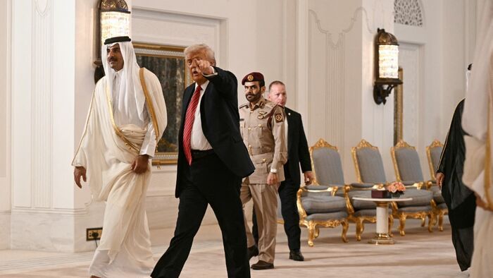 Katar emírje, Tamim bin Hamad al-Thani sejk  és Donald Trump amerikai elnök érkezik az aláírási ceremóniára a királyi palotába