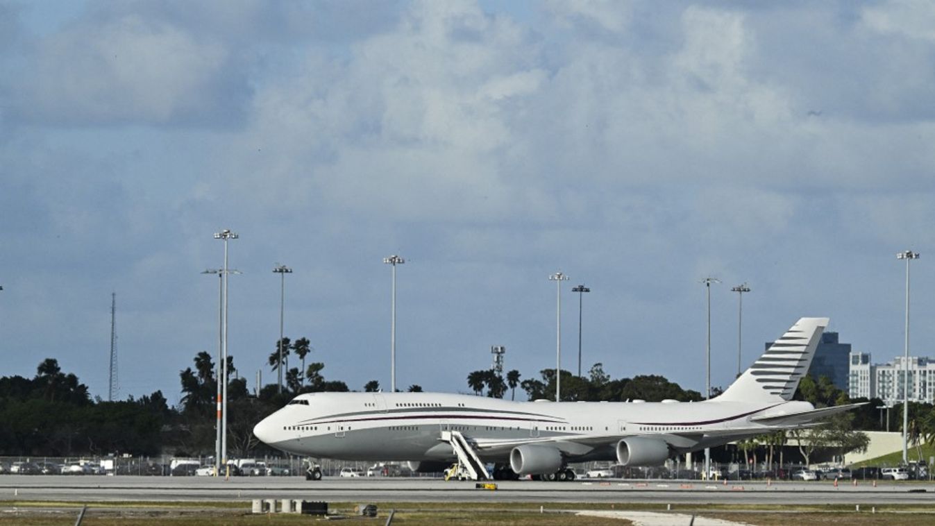 Boeing 747-es a Palm Beach-i nemzetközi repülőtér aszfaltján, miután Donald Trump amerikai elnök 2025. február 15-én körbejárta a repülőgépet (Fotó: AFP)