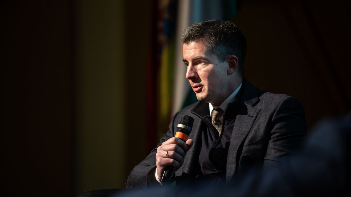 Dombóvár, 2024. november 26.
Kocsis Máté, a Fidesz parlamenti frakcióvezetője a nemzeti konzultációval kapcsolatos országjárás dombóvári állomásán tartott lakossági fórumon 2024. november 26-án.
MTI/Kacsúr Tamás

Nemzeti konzultáció - Lakossági fórum Domb