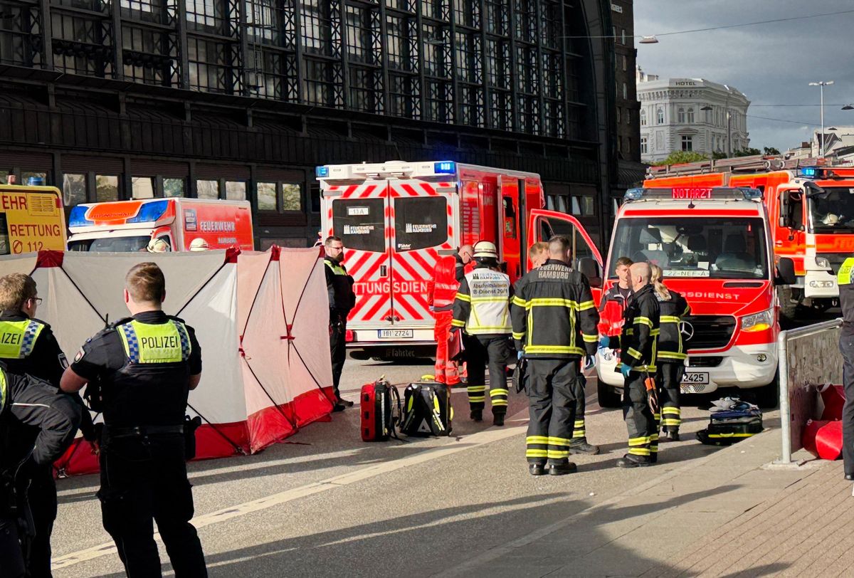 Újabb késelés Németországban: Hamburgban egy nő támadt utasokra, tizenketten megsérültek. A támadó rendőri őrizetben, indíték még nem ismert.