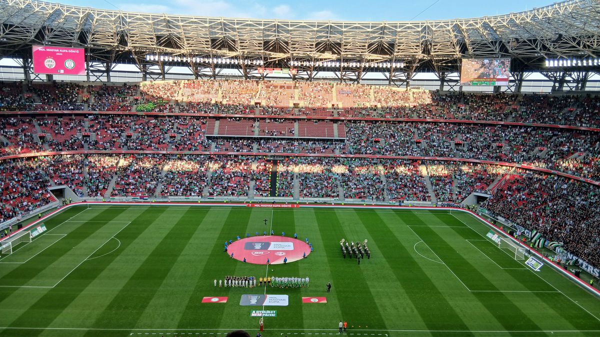 Nem volt teljesen telt ház, de így is tömött lelátók előtt vette kezdetét az FTC és a Paksi FC kupadöntőj