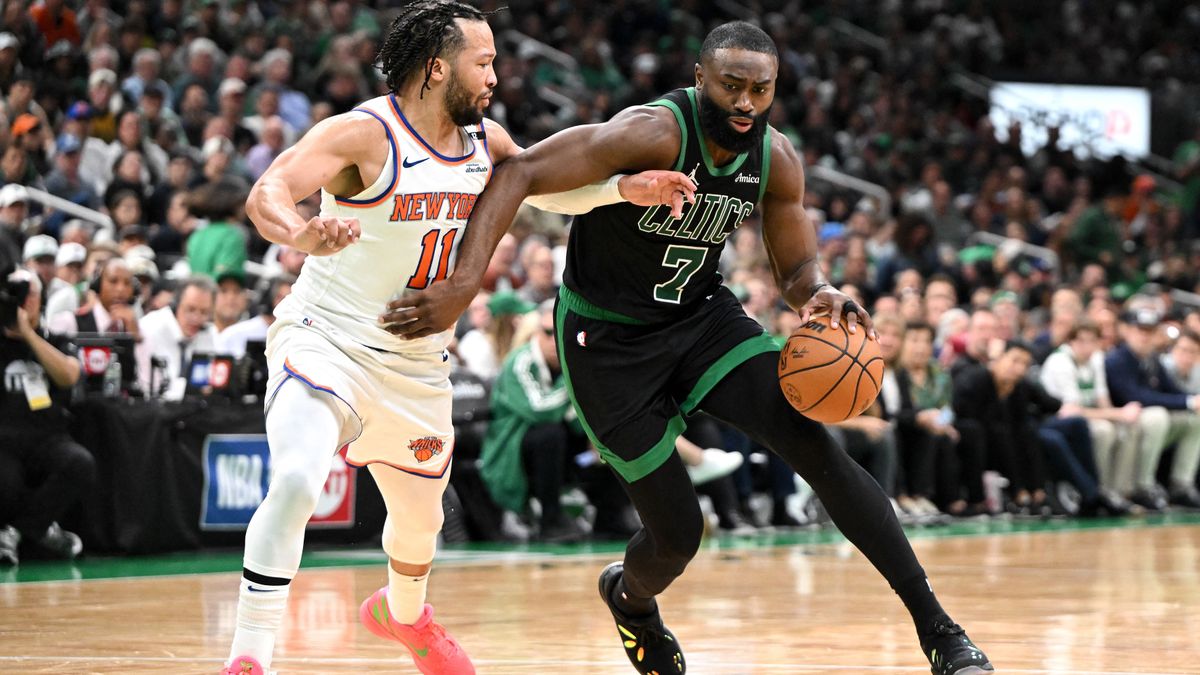 Jaylen Brown (feketében) a Boston Celtics játékosa épp a New York Knicks irányítóját Jalen Brunsont akarja becsapni.