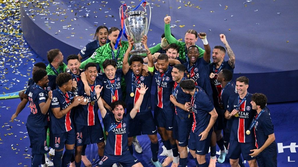 PSG, Inter, BL, döntő, Luis Enrique, Paris Saint-Germain's players celebrate with the trophy after the UEFA Champions League final football match Paris Saint-Germain (PSG) and Inter Milan in Munich, southern Germany on May 31, 2025. (Photo by Kirill KUDRYAVTSEV / AFP)