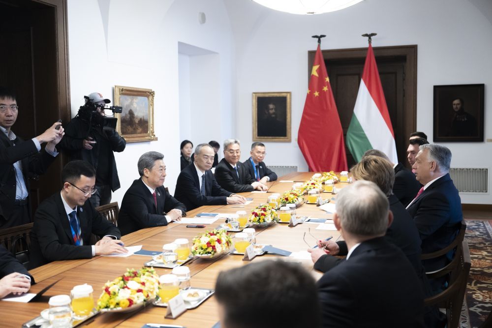 A Miniszterelnöki Kommunikációs Főosztály által közreadott képen Orbán Viktor miniszterelnök (j) tárgyalást folytat Csen Ven-csinggel, a Kínai Kommunista Párt Központi Politikai és Jogi Bizottságának titkárával (b2) a Karmelita kolostorban 2025. május 23-án