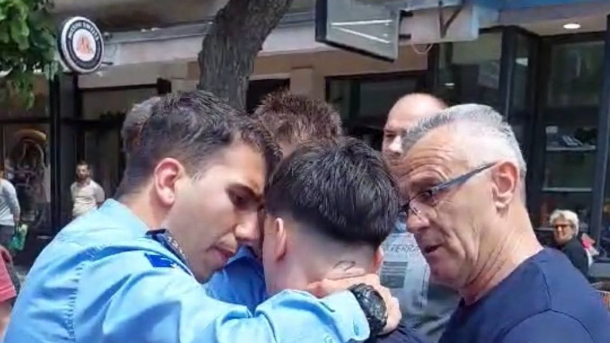 Koszovóban elszabadultak az indulatok, nyakánál fogva rángatta a rendőr a szerb fiatalt