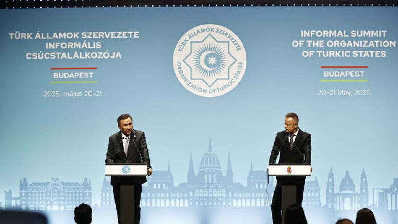 Secretary General of the Organization of Turkic States Kubanychbek Omuraliev and Minister of Foreign Affairs and Trade Peter Szijjarto (Photo: Arpad Kurucz)