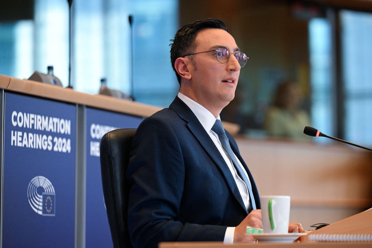 Glenn Micallef, Brüsszel kulturális biztosa hiányolja az EU-s zászlókat