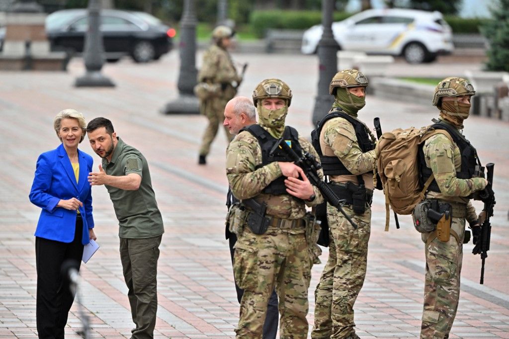 Volodimir Zelenszkij ukrán elnök (jobbra) beszélget Ursula von der Leyen európai bizottsági elnökkel a Kijevben folytatott megbeszéléseiket követő sajtótájékoztató után 2022. szeptember 15-én. Brüsszel mindent odaadna Ukrajnáért (Fotó: AFP)