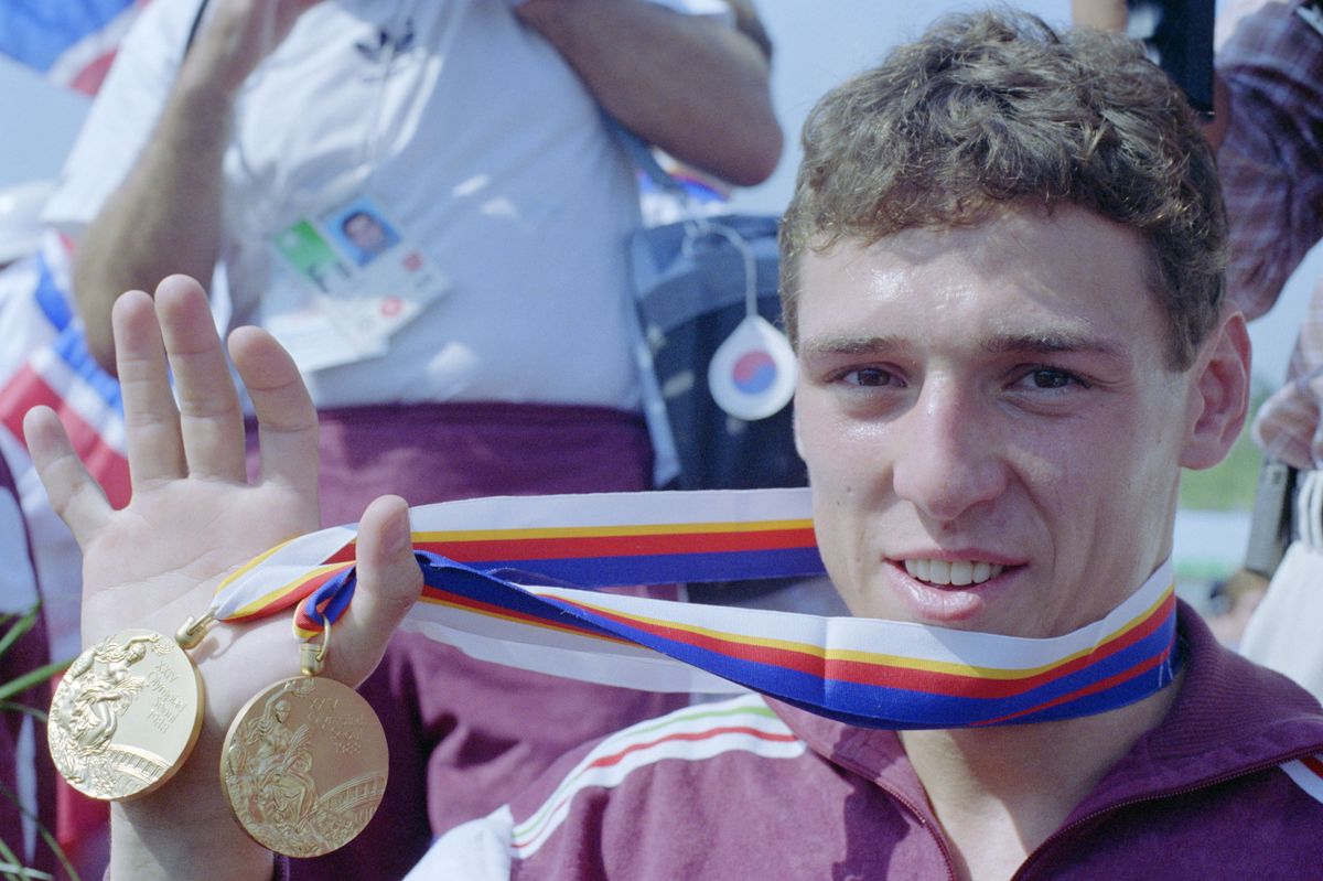 Szöul, 1988. szeptember 22.
Martinek János öttusázó, a magyar csapat tagja két aranyérmét mutatja, csapatban és egyéniben is gyõzött a szöuli olimpián.
MTI Fotó: Németh Ferenc