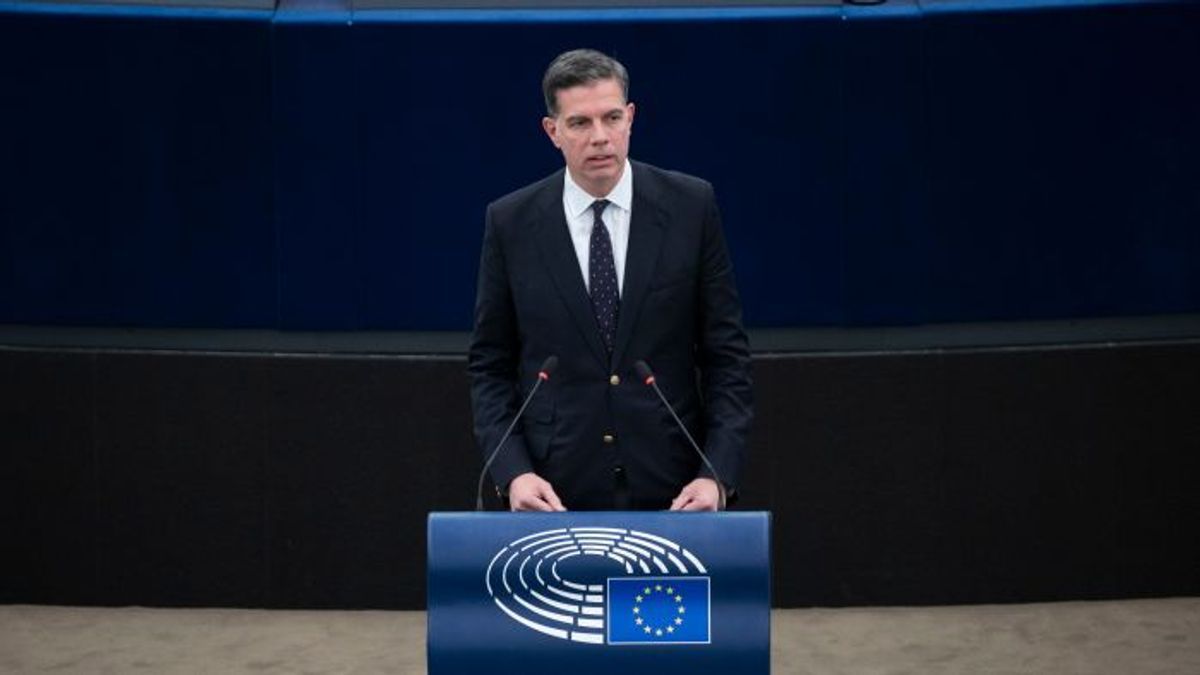 Andras Gyurk: The Weber–Magyar Pact Goes into Effect
