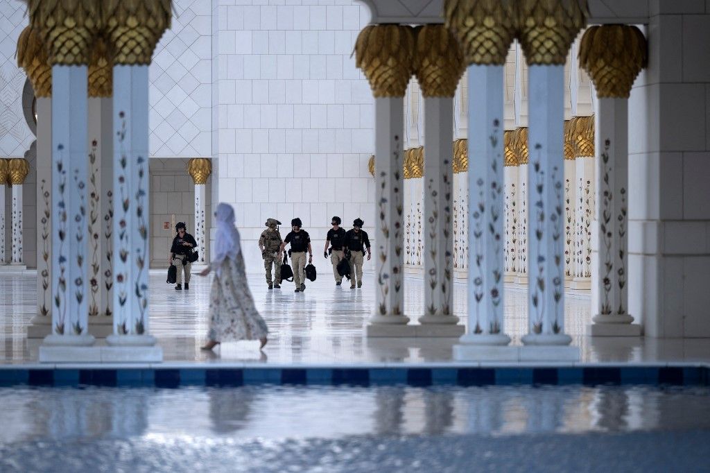 Donald Trump amerikai elnök körbejárja a Sejk Zayed nagymecsetet 2025. május 15-én.