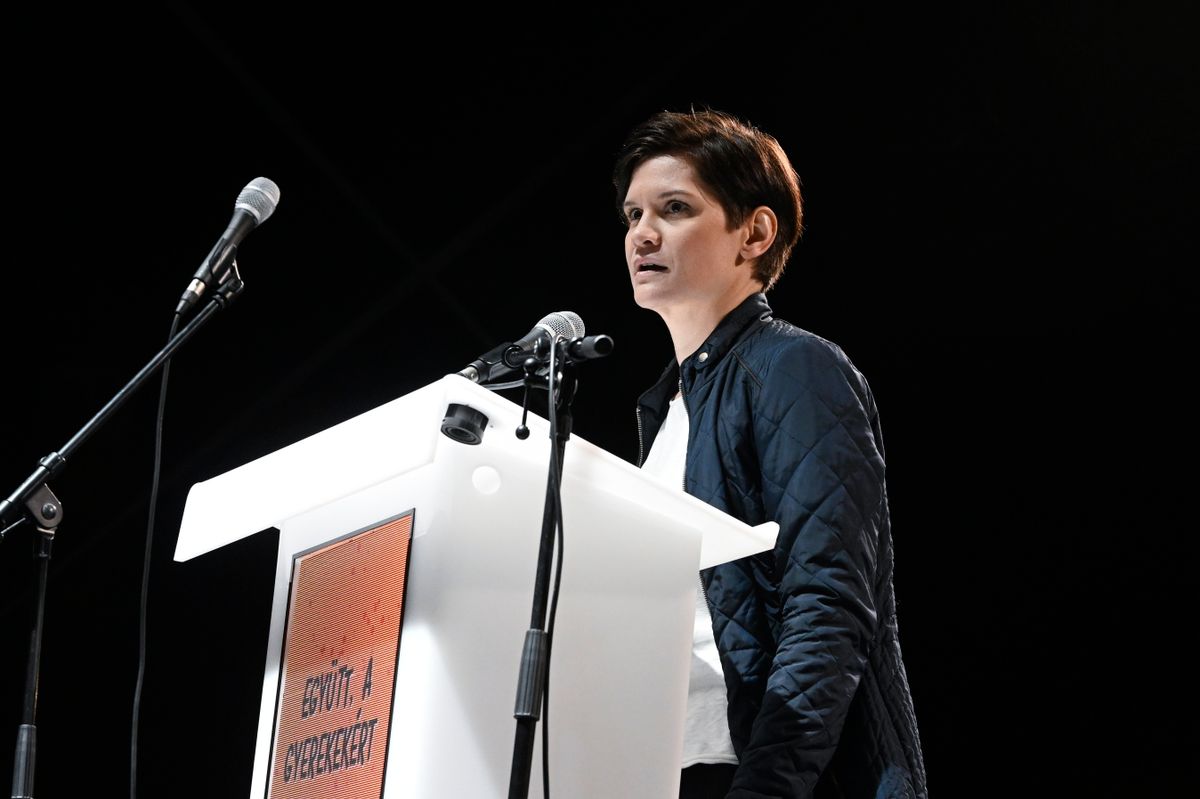 Budapest, 2024. február 16.
Pottyondy Edina youtuber, a Momentum egykori elnökségi tagja beszél az Odakint most szörnyek járnak - kiállás az áldozatokért, a gyerekekért, az egészséges társadalomért címmel tartott tüntetésen Budapesten, a Hősök terén 2024. február 16-án. A demonstrációt civilek, online tartalomgyártók szervezték.
MTI/Koszticsák Szilárd