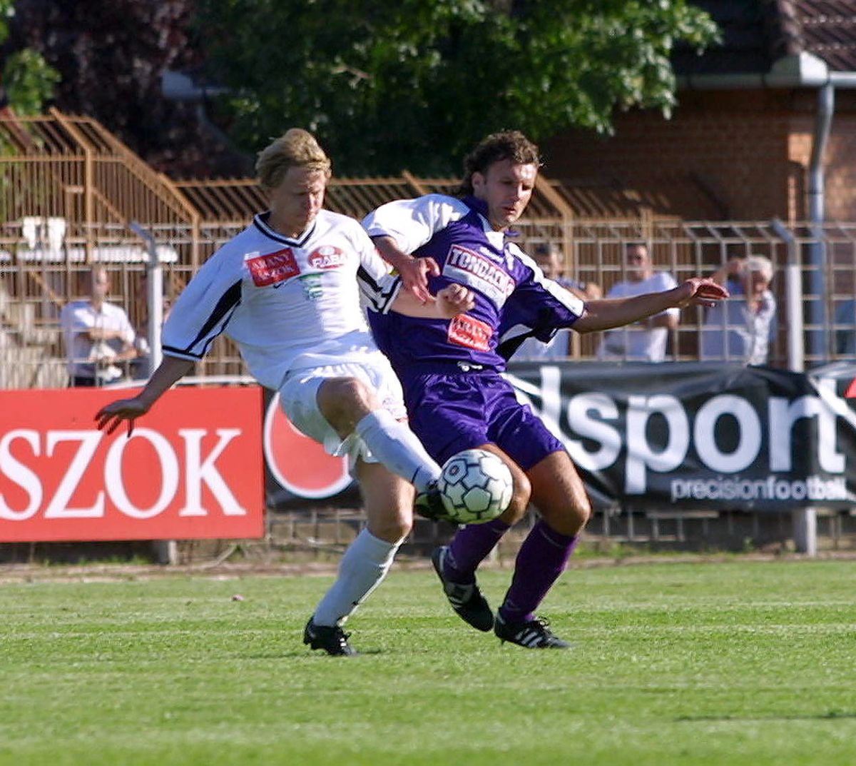 Békéscsaba, 2002. július 27.
Békéscsaba-Gyõri ETO NB I-es labdarúgó-mérkõzés. A képen: Igor Nicsenko (b) és Fehér Zsolt harca a labdáért.
MTI Fotó: Lehoczky Péter