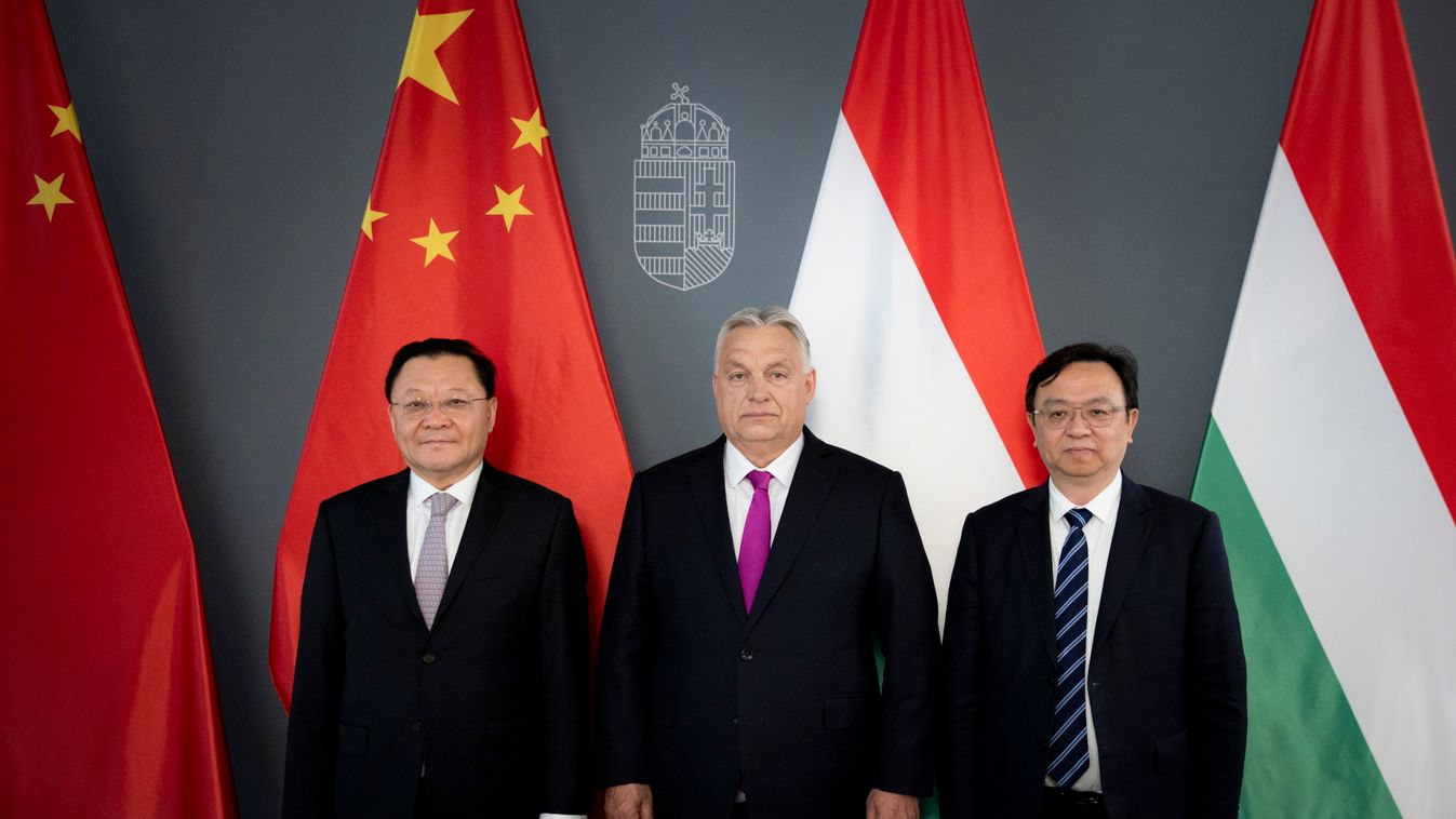 Orbán Viktor miniszterelnök fogadja Vang Vej-csungot, Kuangtung tartomány kormányzóját és Vang Csuan-fut, a BYD elnök-vezérigazgatóját 