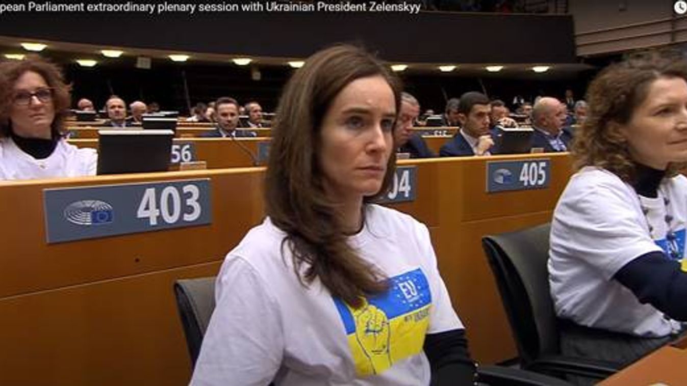 Magyar Péter bevallotta, a Tisza EP-képviselői Manfred Weber kérésére vették fel az ukrán pólót. Forrás: youtube